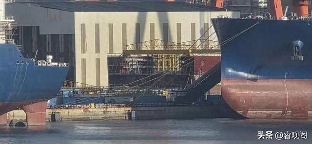 12万吨巨兽现身大连！四号舰轮廓曝光将成人类有史以来最大航母